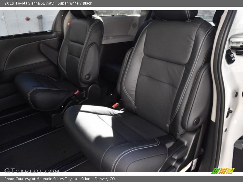 Super White / Black 2019 Toyota Sienna SE AWD