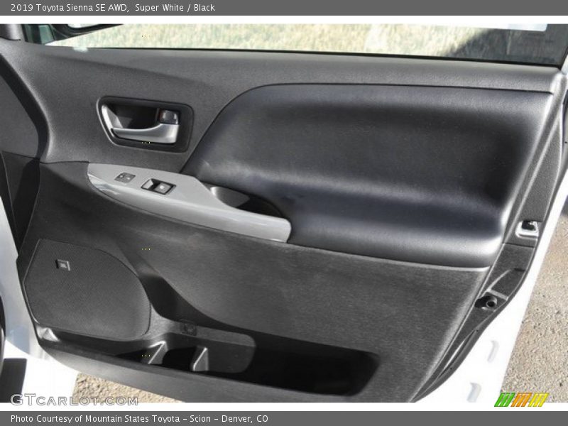 Super White / Black 2019 Toyota Sienna SE AWD