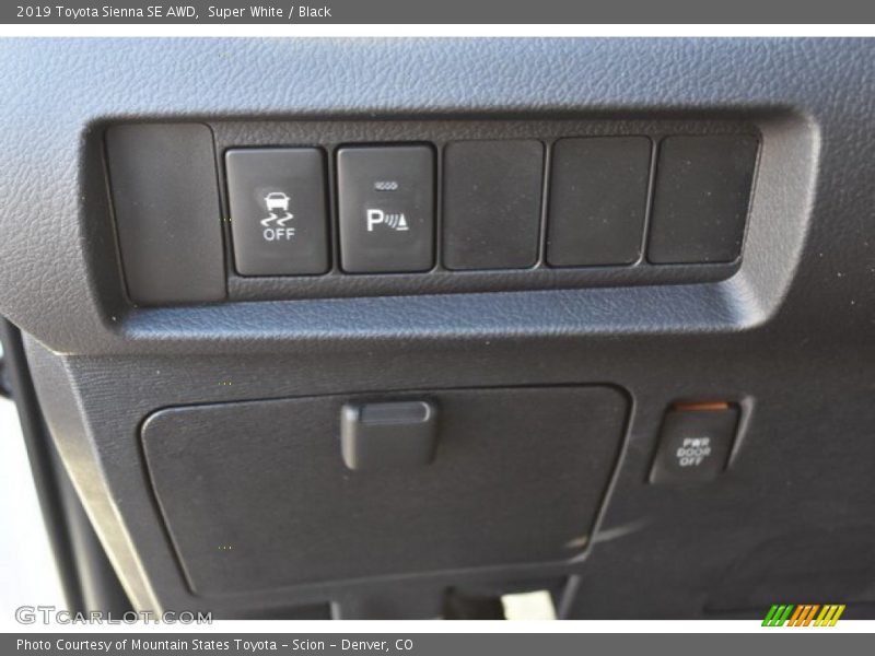 Super White / Black 2019 Toyota Sienna SE AWD