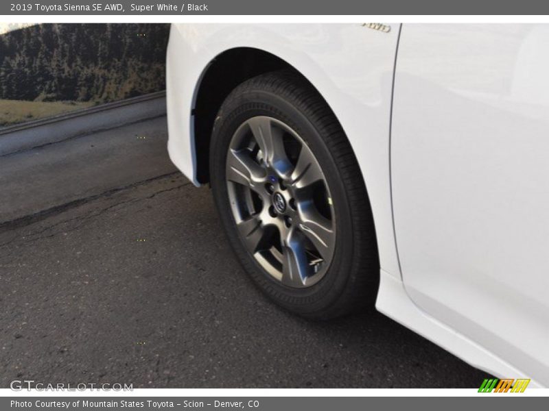 Super White / Black 2019 Toyota Sienna SE AWD