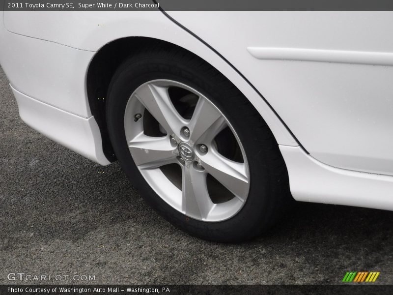 Super White / Dark Charcoal 2011 Toyota Camry SE