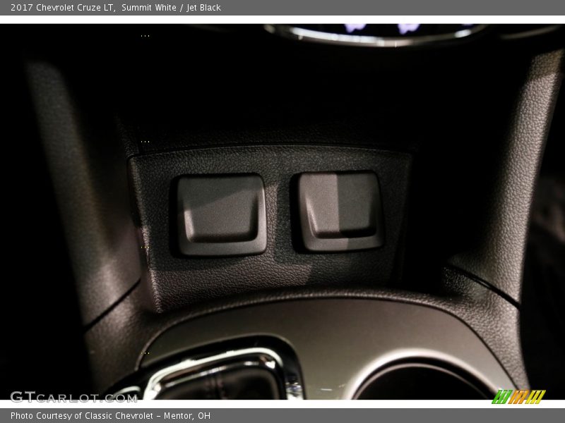 Summit White / Jet Black 2017 Chevrolet Cruze LT