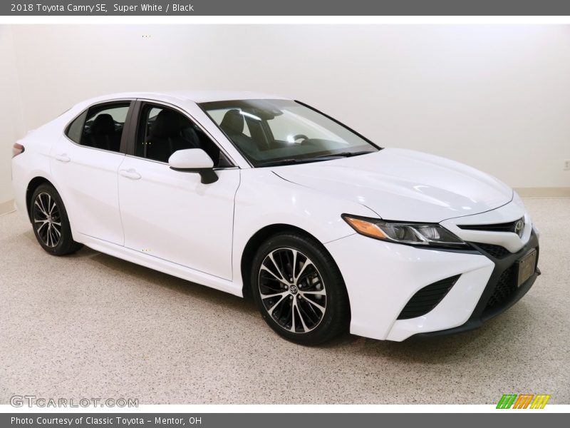 Super White / Black 2018 Toyota Camry SE