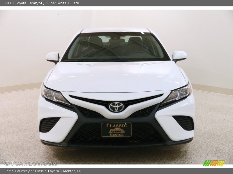 Super White / Black 2018 Toyota Camry SE