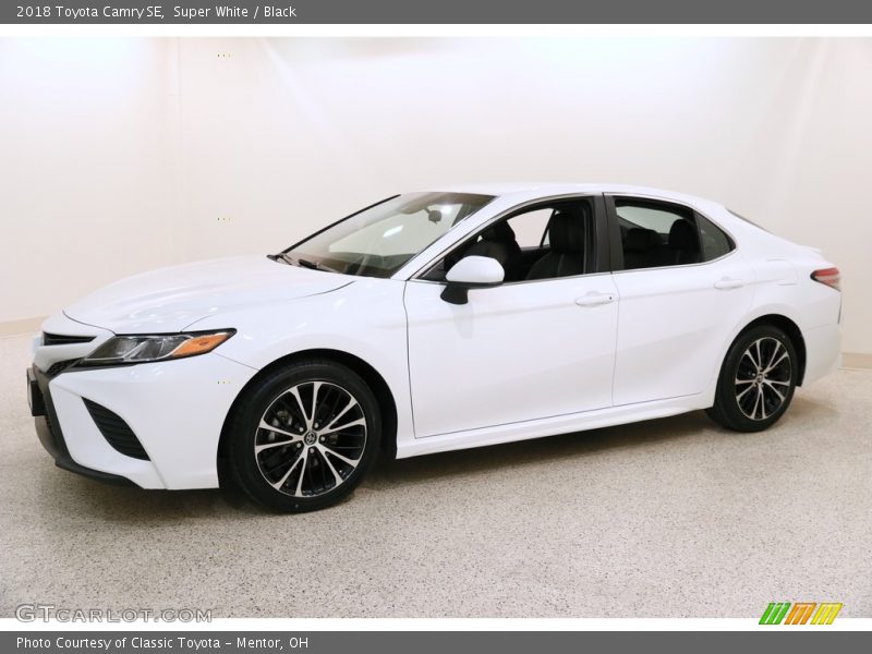 Super White / Black 2018 Toyota Camry SE