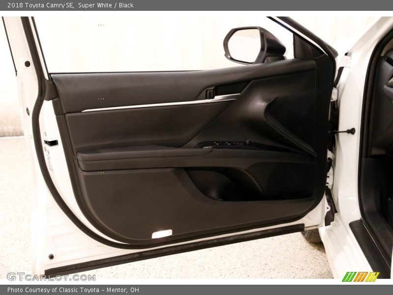 Super White / Black 2018 Toyota Camry SE