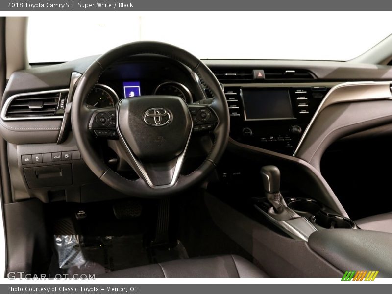 Super White / Black 2018 Toyota Camry SE