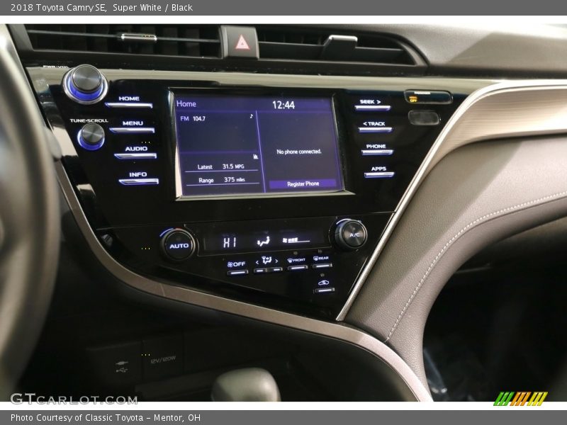 Super White / Black 2018 Toyota Camry SE