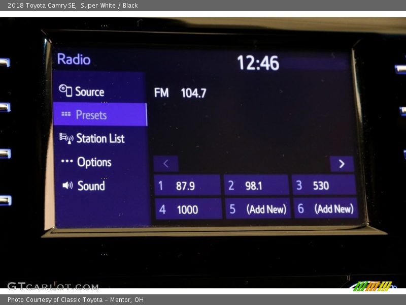 Super White / Black 2018 Toyota Camry SE