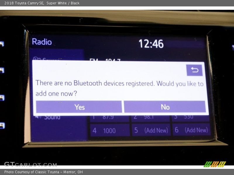 Super White / Black 2018 Toyota Camry SE