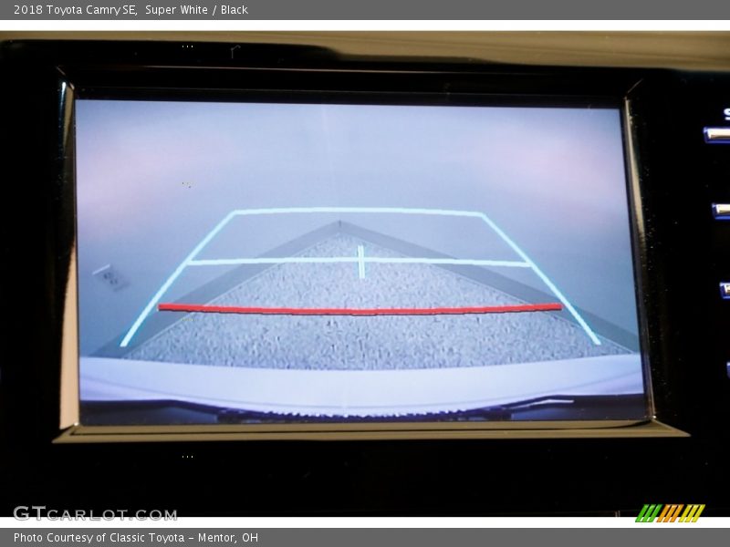 Super White / Black 2018 Toyota Camry SE
