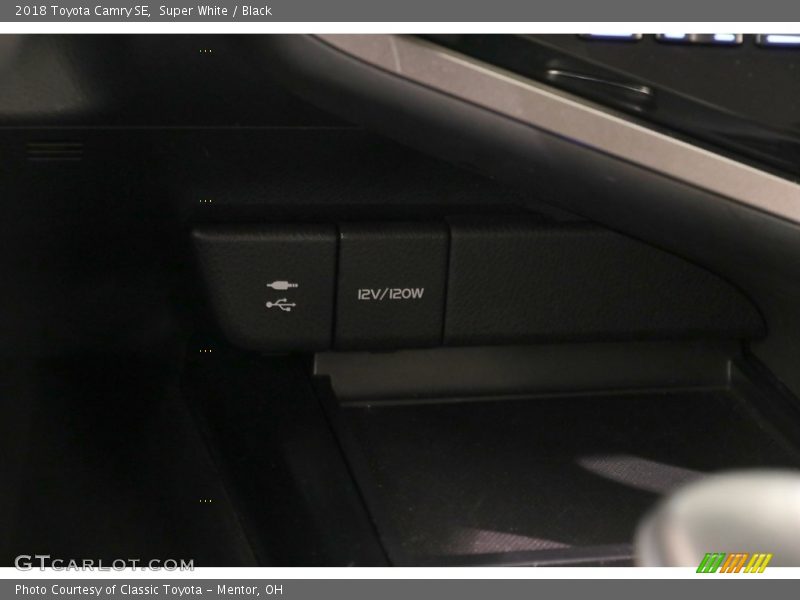 Super White / Black 2018 Toyota Camry SE