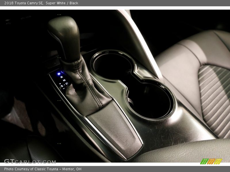 Super White / Black 2018 Toyota Camry SE