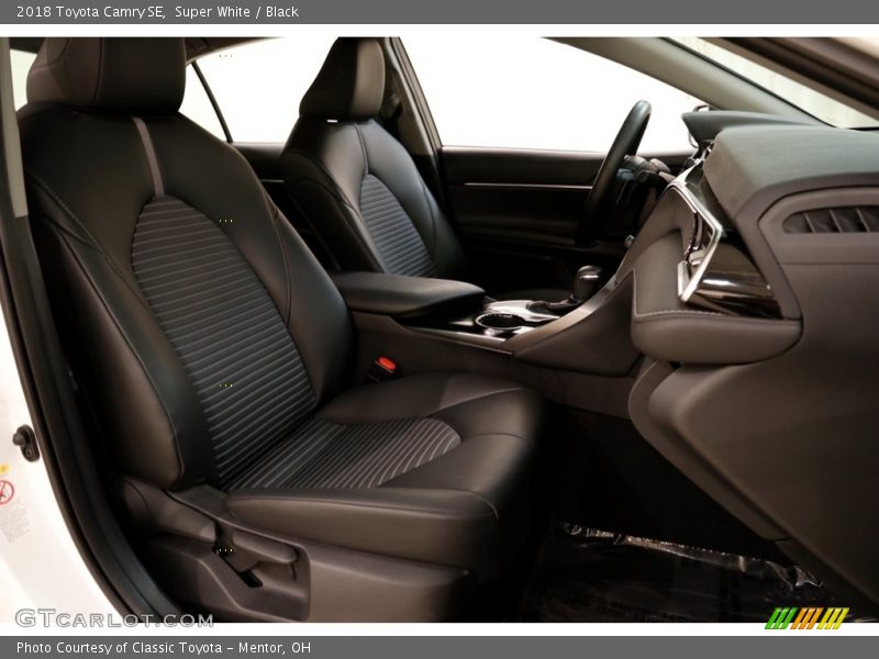 Super White / Black 2018 Toyota Camry SE