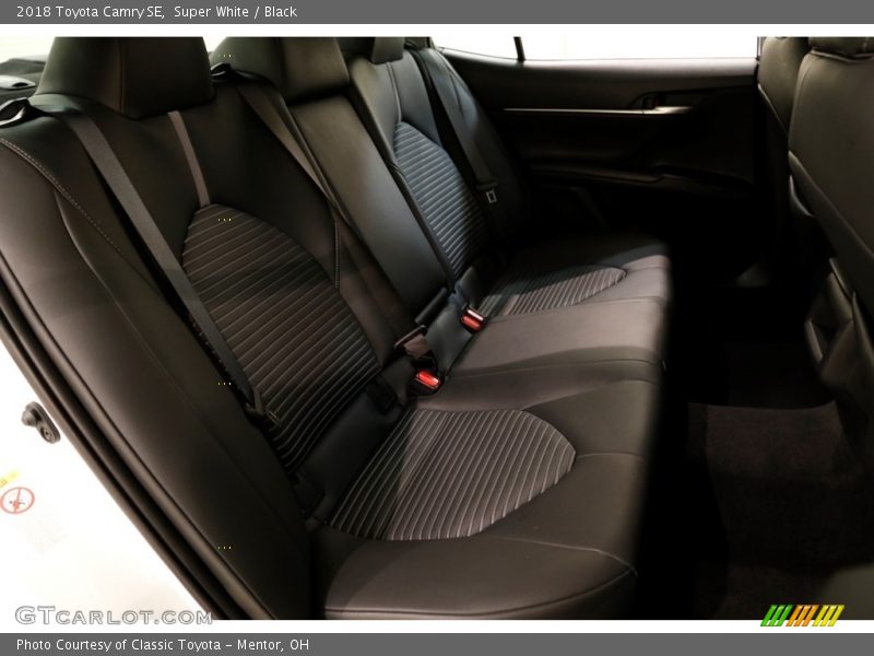 Super White / Black 2018 Toyota Camry SE