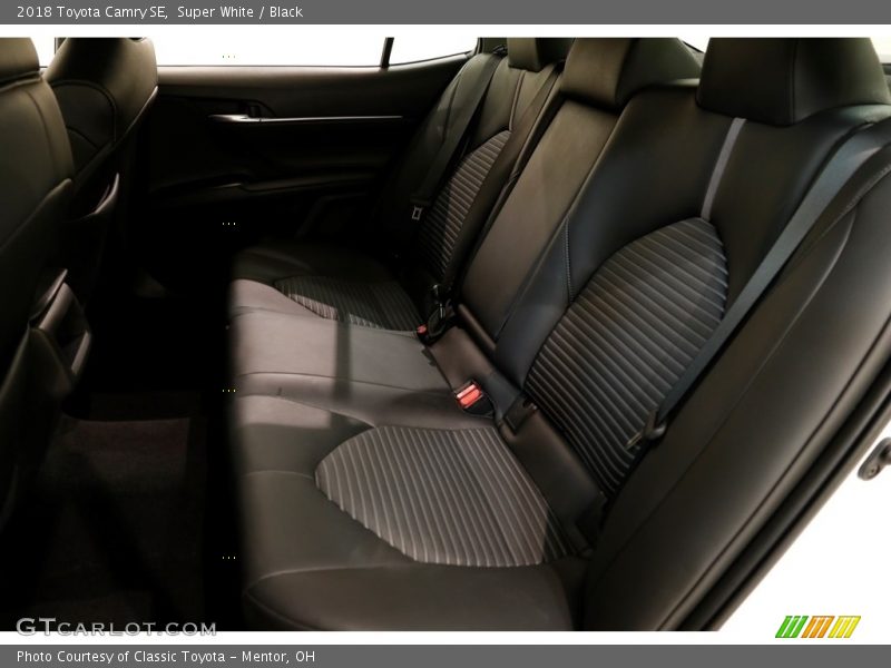 Super White / Black 2018 Toyota Camry SE