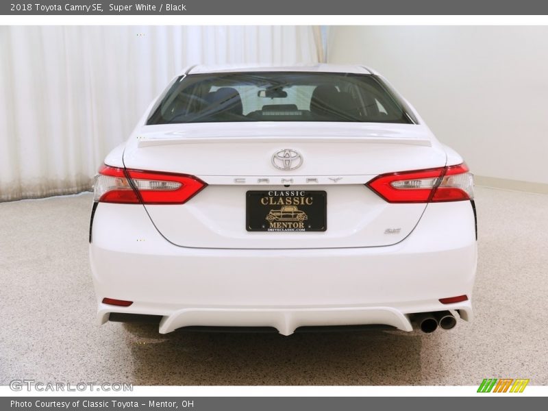 Super White / Black 2018 Toyota Camry SE