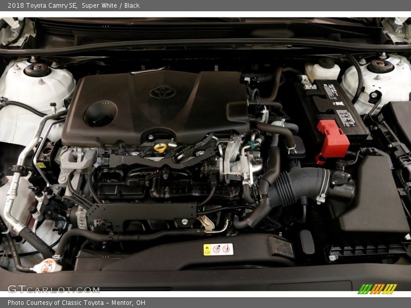 Super White / Black 2018 Toyota Camry SE