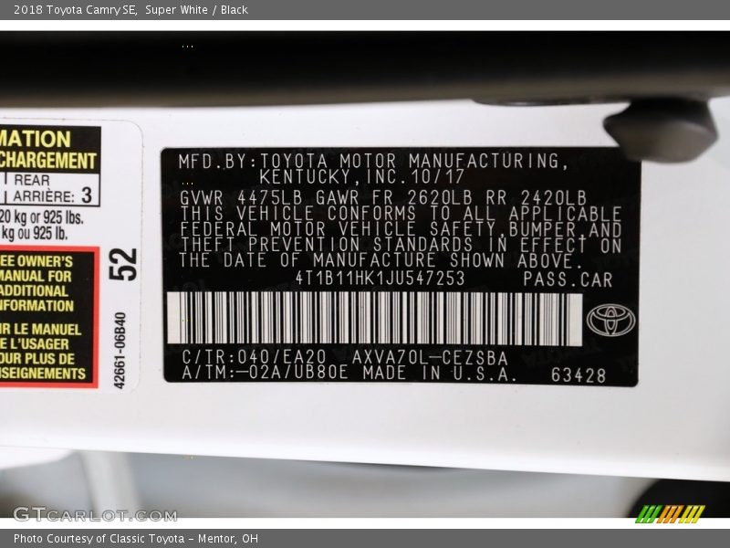 Super White / Black 2018 Toyota Camry SE