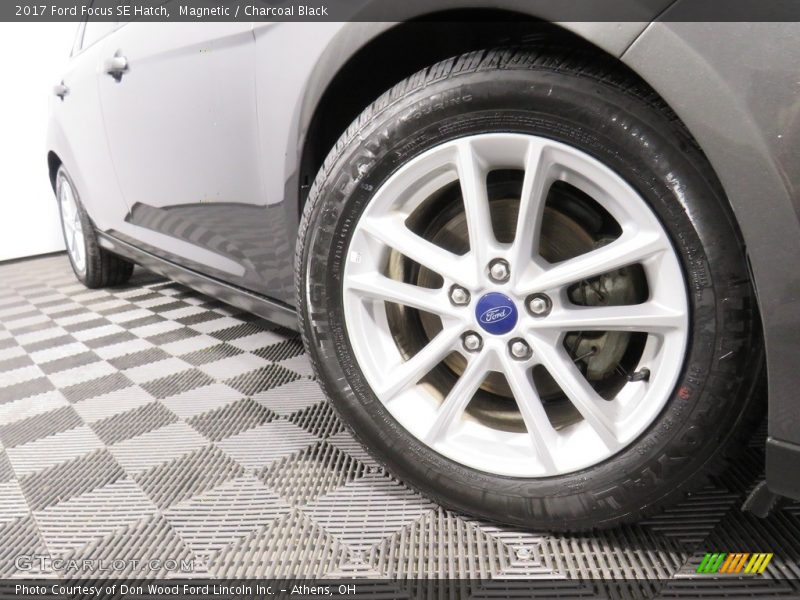 Magnetic / Charcoal Black 2017 Ford Focus SE Hatch