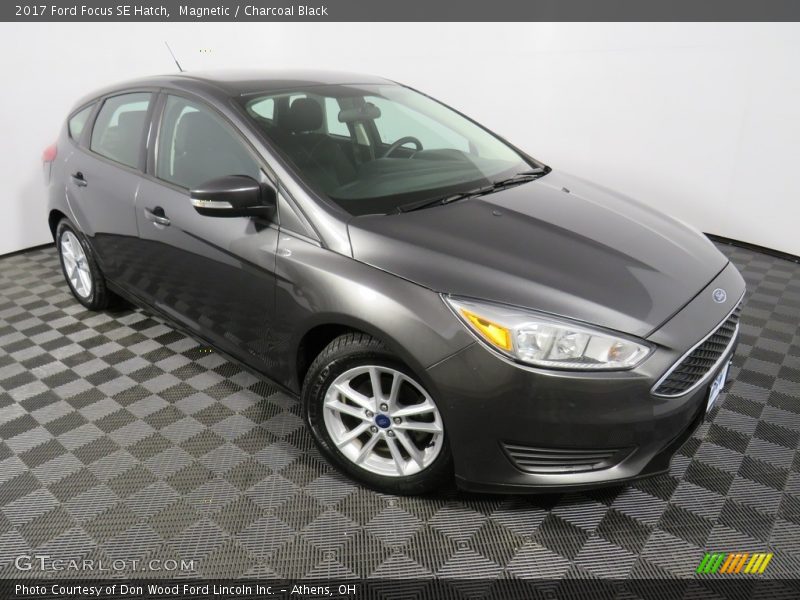 Magnetic / Charcoal Black 2017 Ford Focus SE Hatch
