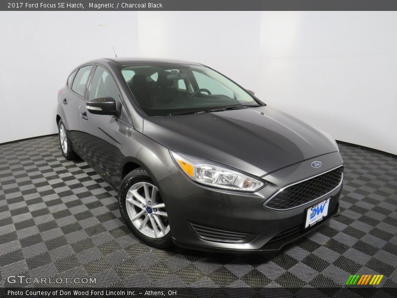Magnetic / Charcoal Black 2017 Ford Focus SE Hatch