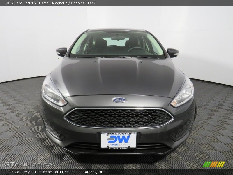 Magnetic / Charcoal Black 2017 Ford Focus SE Hatch