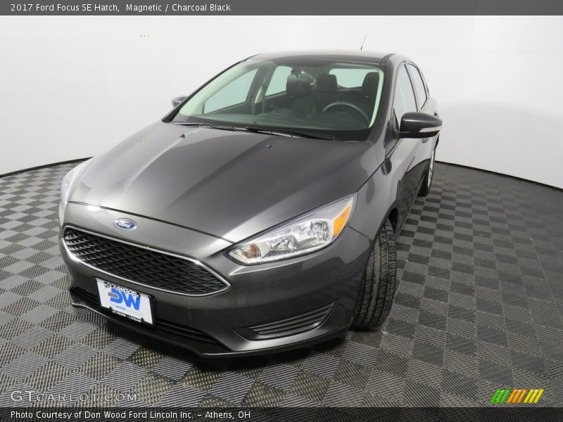 Magnetic / Charcoal Black 2017 Ford Focus SE Hatch