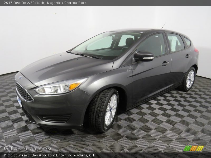 Magnetic / Charcoal Black 2017 Ford Focus SE Hatch