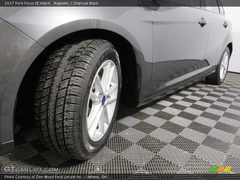 Magnetic / Charcoal Black 2017 Ford Focus SE Hatch