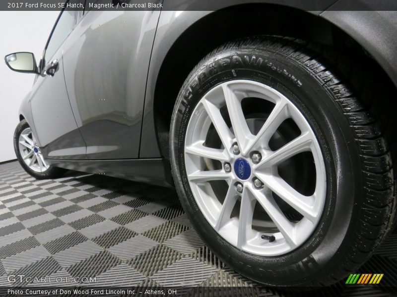 Magnetic / Charcoal Black 2017 Ford Focus SE Hatch