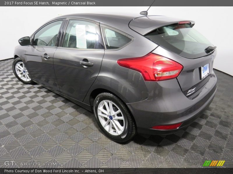 Magnetic / Charcoal Black 2017 Ford Focus SE Hatch