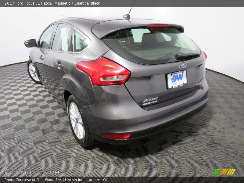 Magnetic / Charcoal Black 2017 Ford Focus SE Hatch