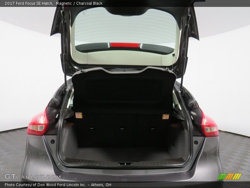 Magnetic / Charcoal Black 2017 Ford Focus SE Hatch