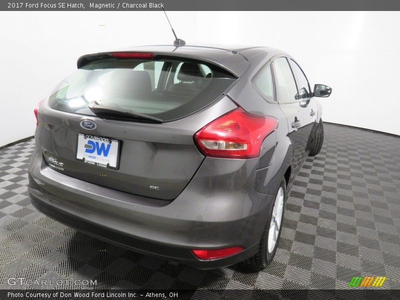 Magnetic / Charcoal Black 2017 Ford Focus SE Hatch