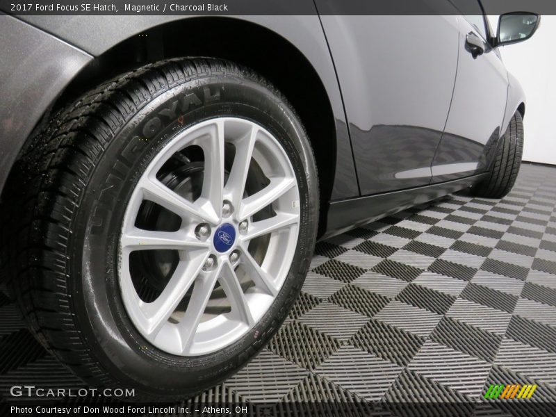 Magnetic / Charcoal Black 2017 Ford Focus SE Hatch