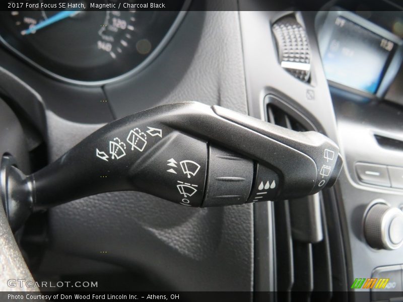 Magnetic / Charcoal Black 2017 Ford Focus SE Hatch