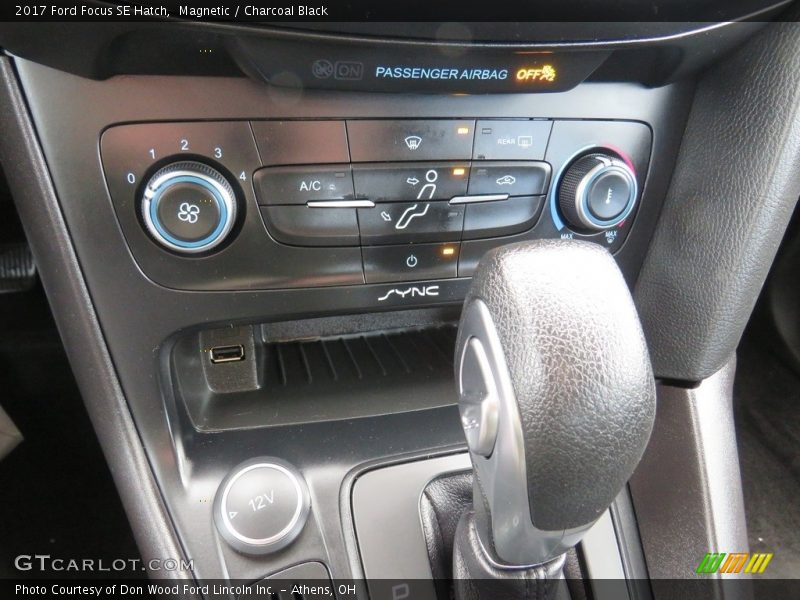 Magnetic / Charcoal Black 2017 Ford Focus SE Hatch