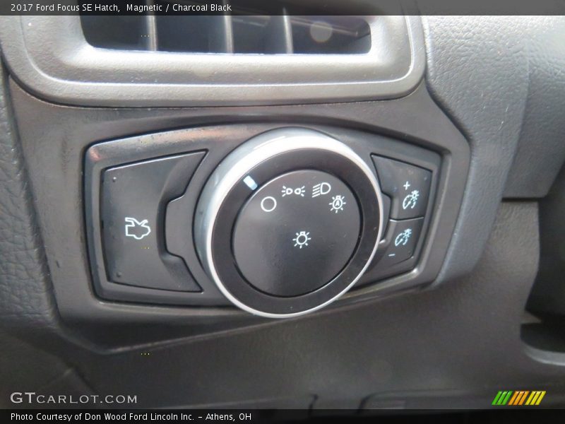 Magnetic / Charcoal Black 2017 Ford Focus SE Hatch