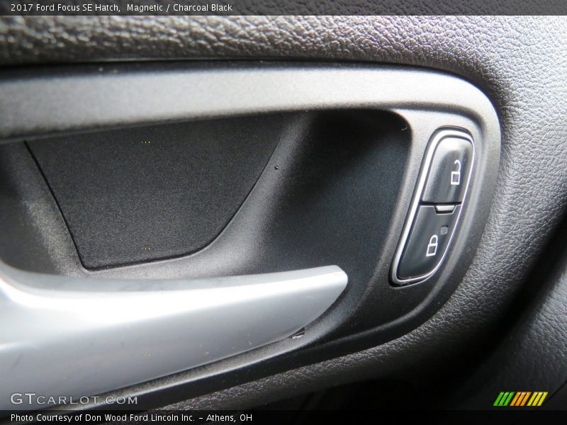 Magnetic / Charcoal Black 2017 Ford Focus SE Hatch