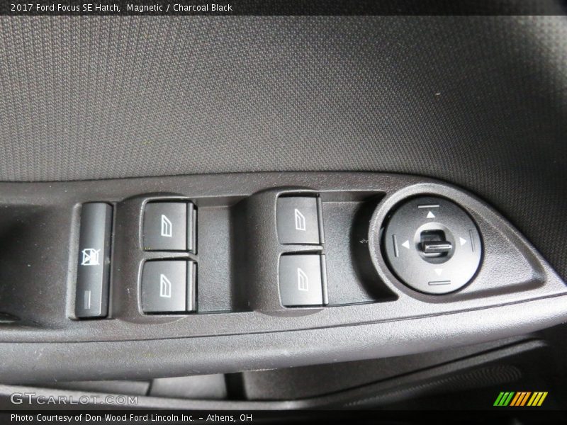 Magnetic / Charcoal Black 2017 Ford Focus SE Hatch