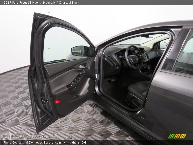 Magnetic / Charcoal Black 2017 Ford Focus SE Hatch