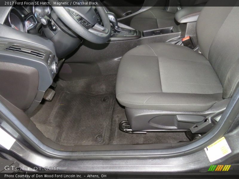 Magnetic / Charcoal Black 2017 Ford Focus SE Hatch