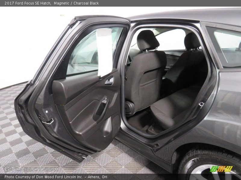 Magnetic / Charcoal Black 2017 Ford Focus SE Hatch