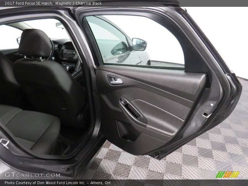 Magnetic / Charcoal Black 2017 Ford Focus SE Hatch