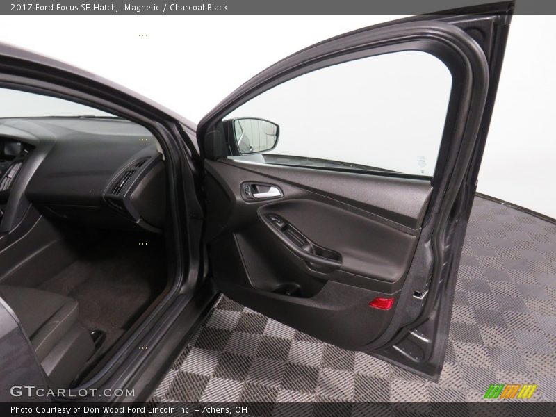 Magnetic / Charcoal Black 2017 Ford Focus SE Hatch