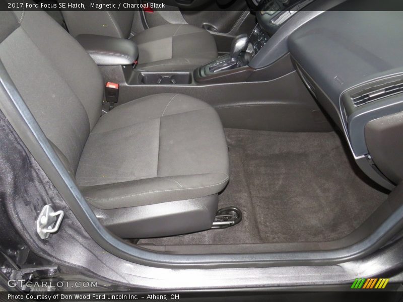 Magnetic / Charcoal Black 2017 Ford Focus SE Hatch