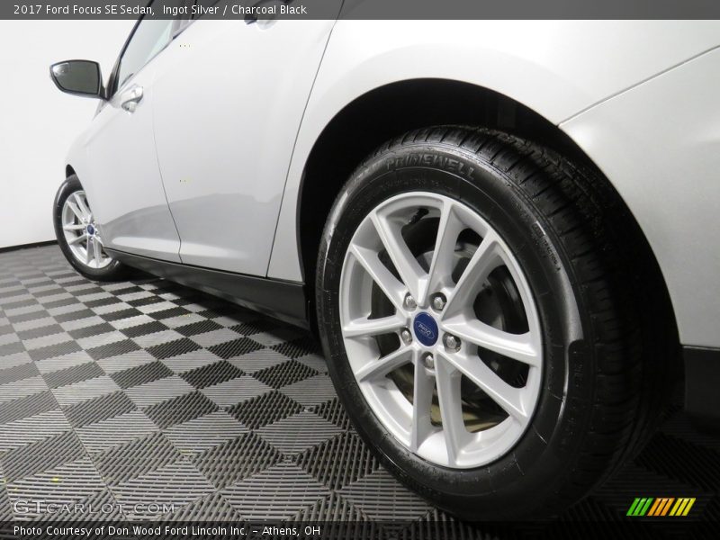 Ingot Silver / Charcoal Black 2017 Ford Focus SE Sedan