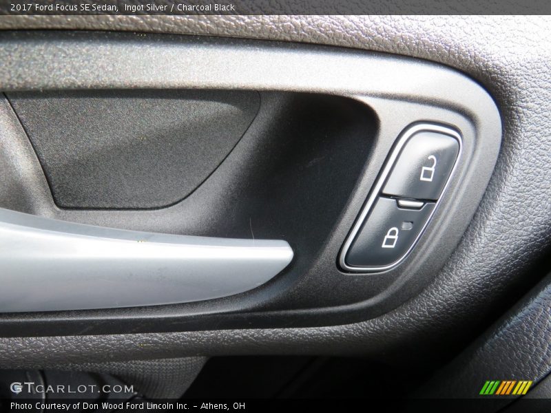 Ingot Silver / Charcoal Black 2017 Ford Focus SE Sedan