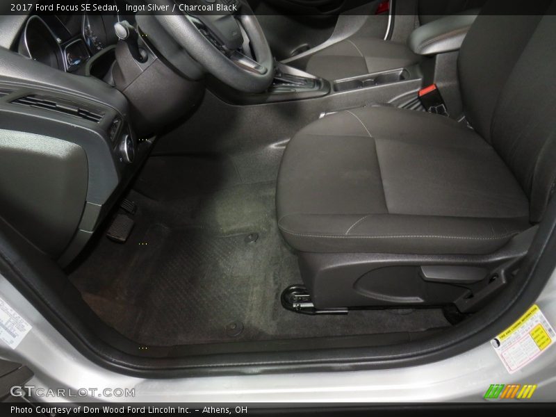 Ingot Silver / Charcoal Black 2017 Ford Focus SE Sedan